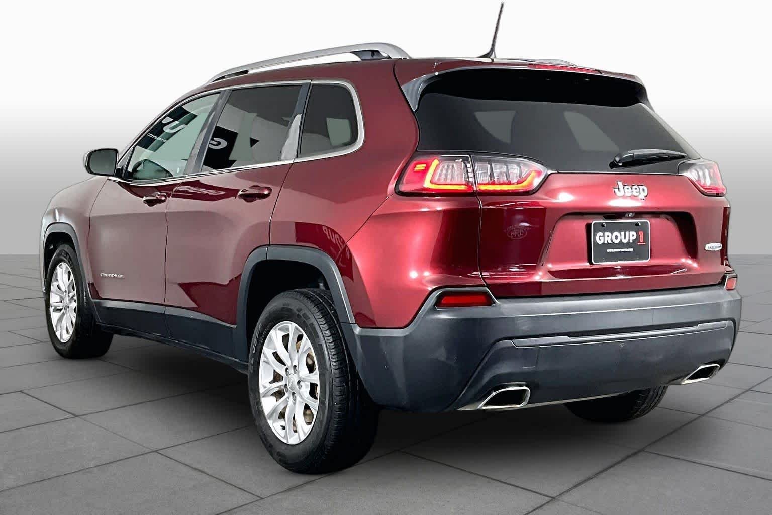 Used 2019 Velvet Red Pearlcoat Jeep Latitude image 12