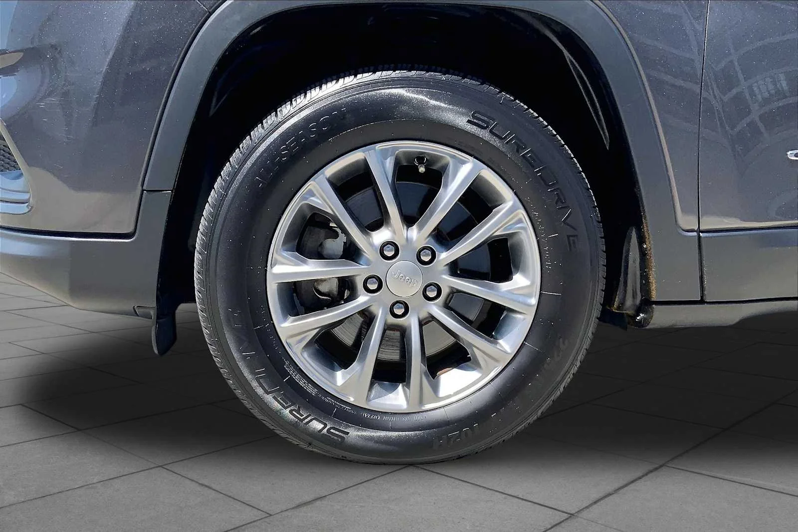 Used 2020 Granite Crystal Metallic Clearcoat Jeep Latitude Plus image 11