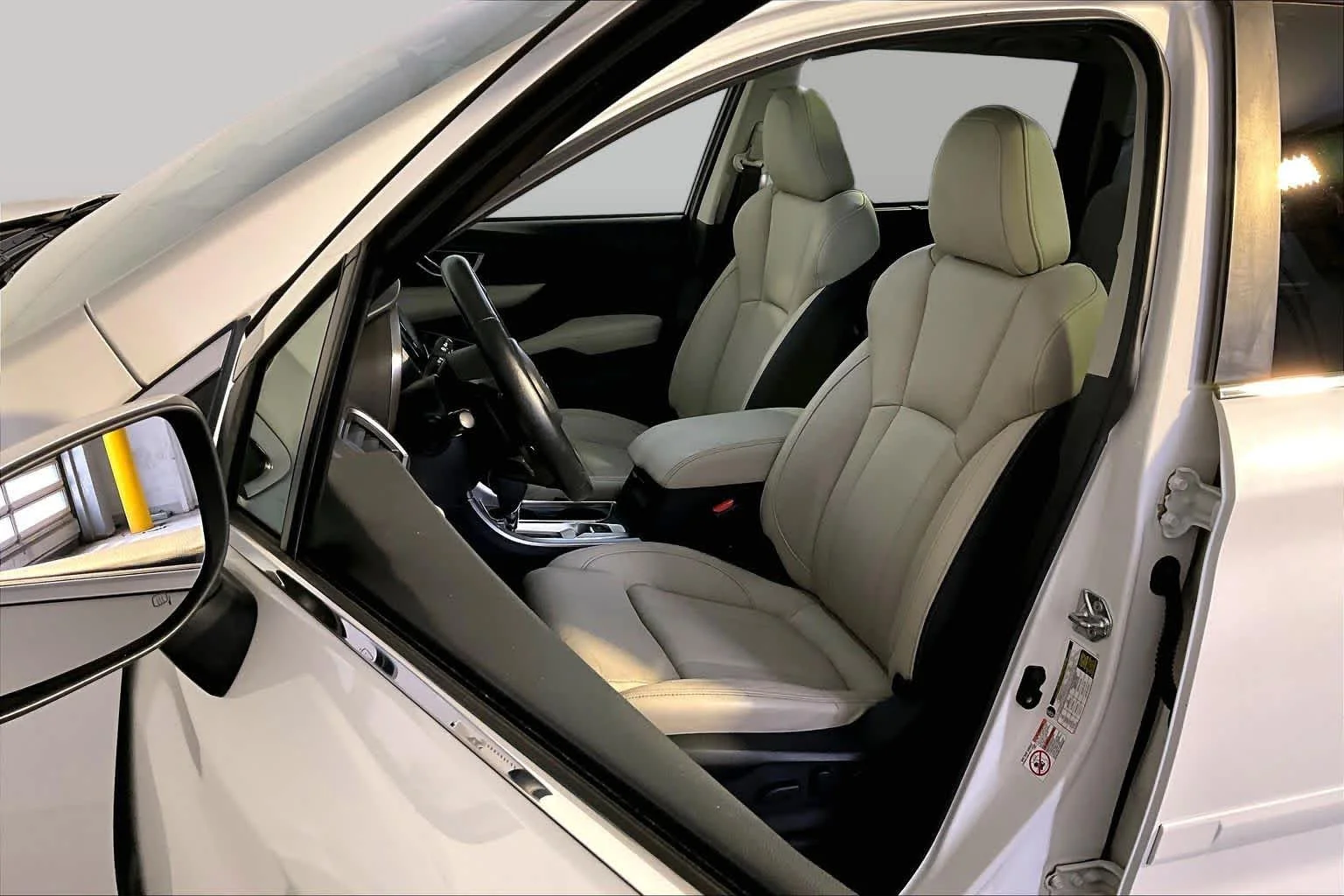 Used 2019 Crystal White Pearl Subaru Limited image 9