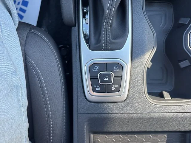 New 2026 Glacier White Nissan Crew Cab SV image 22