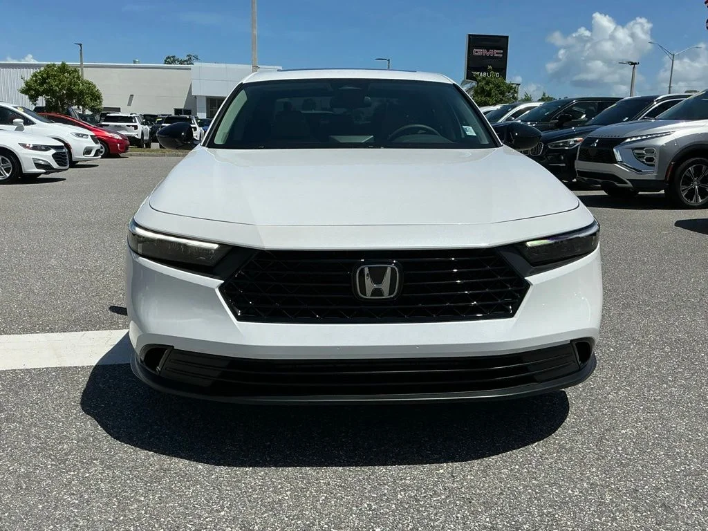 Used 2025 White Honda SE image 12