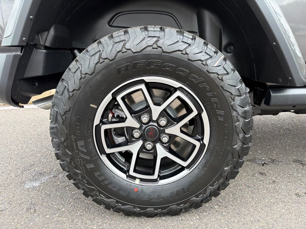 New 2026 Granite Crystal Metallic Clear-Coat Exterior Paint Jeep Rubicon image 9