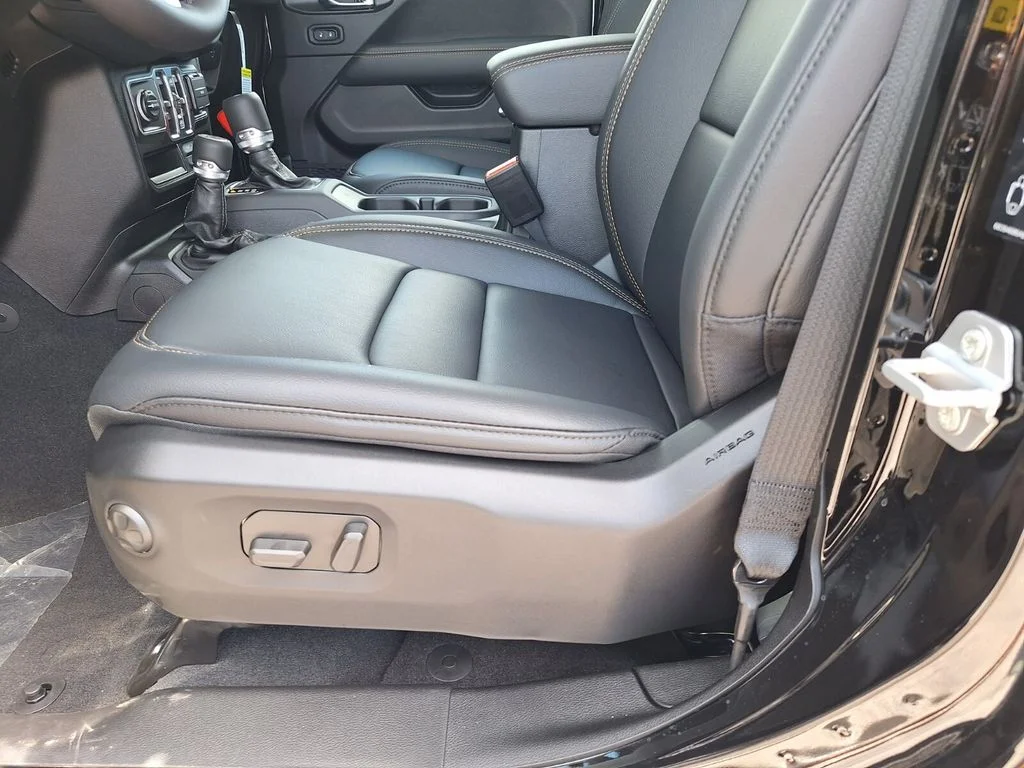 2025 Jeep Wrangler 4-Door Sahara - Photo 12