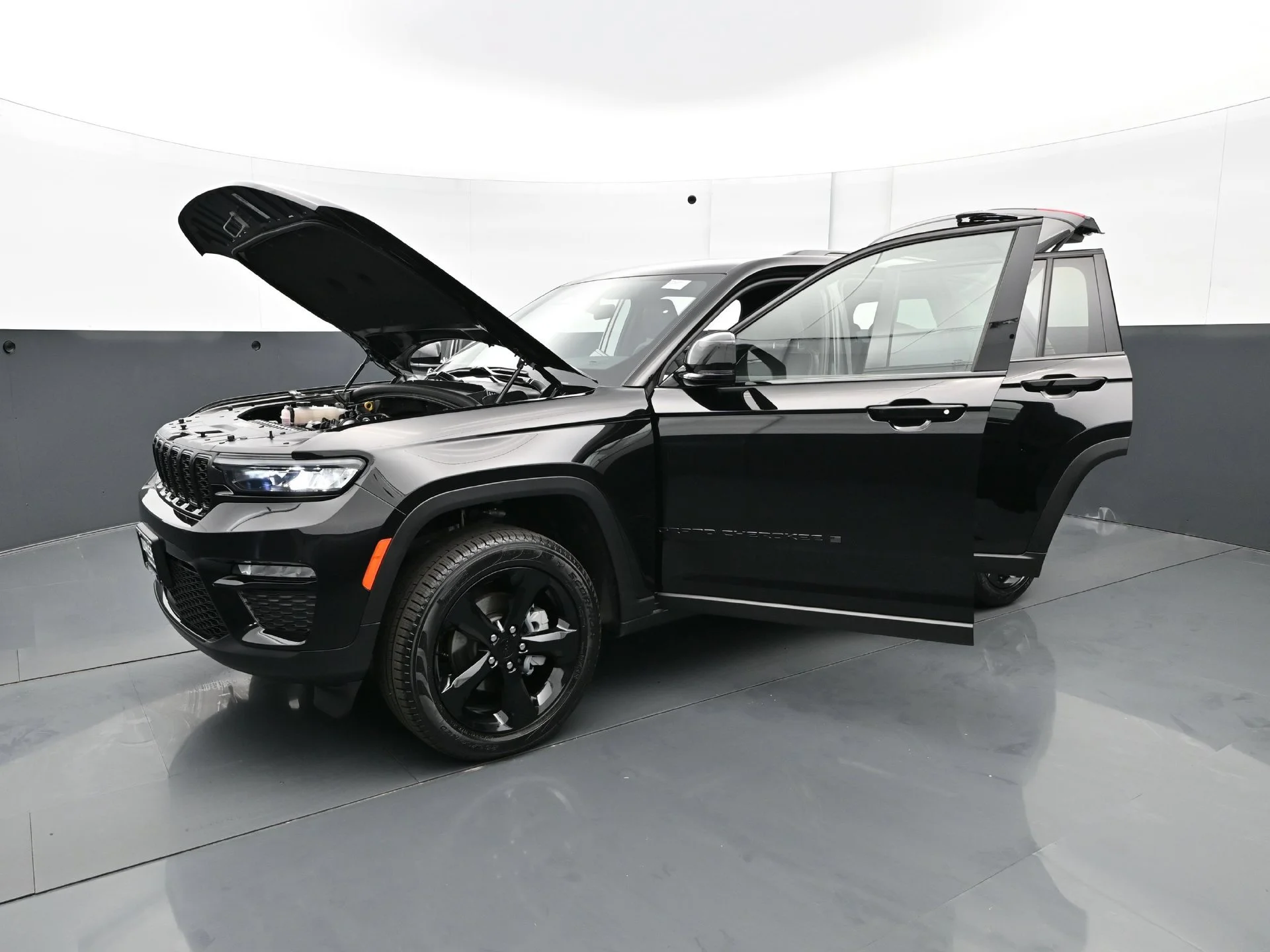 Used 2025 Diamond Black Crystal Pearlcoat Jeep Limited image 34
