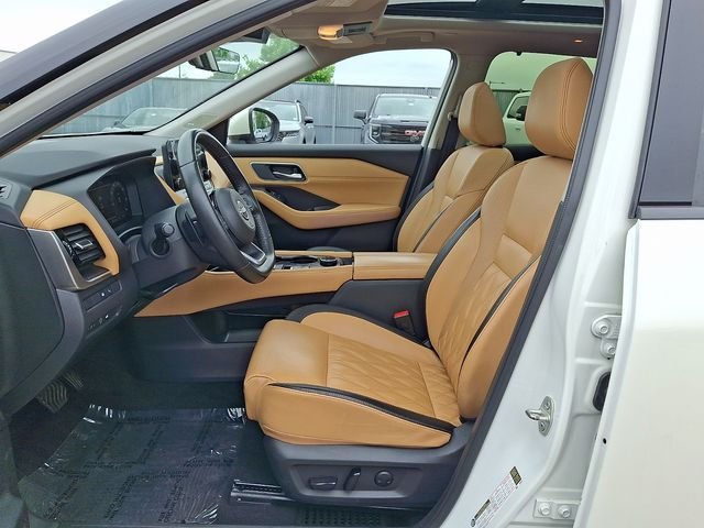 Used 2023 White Nissan Platinum image 13