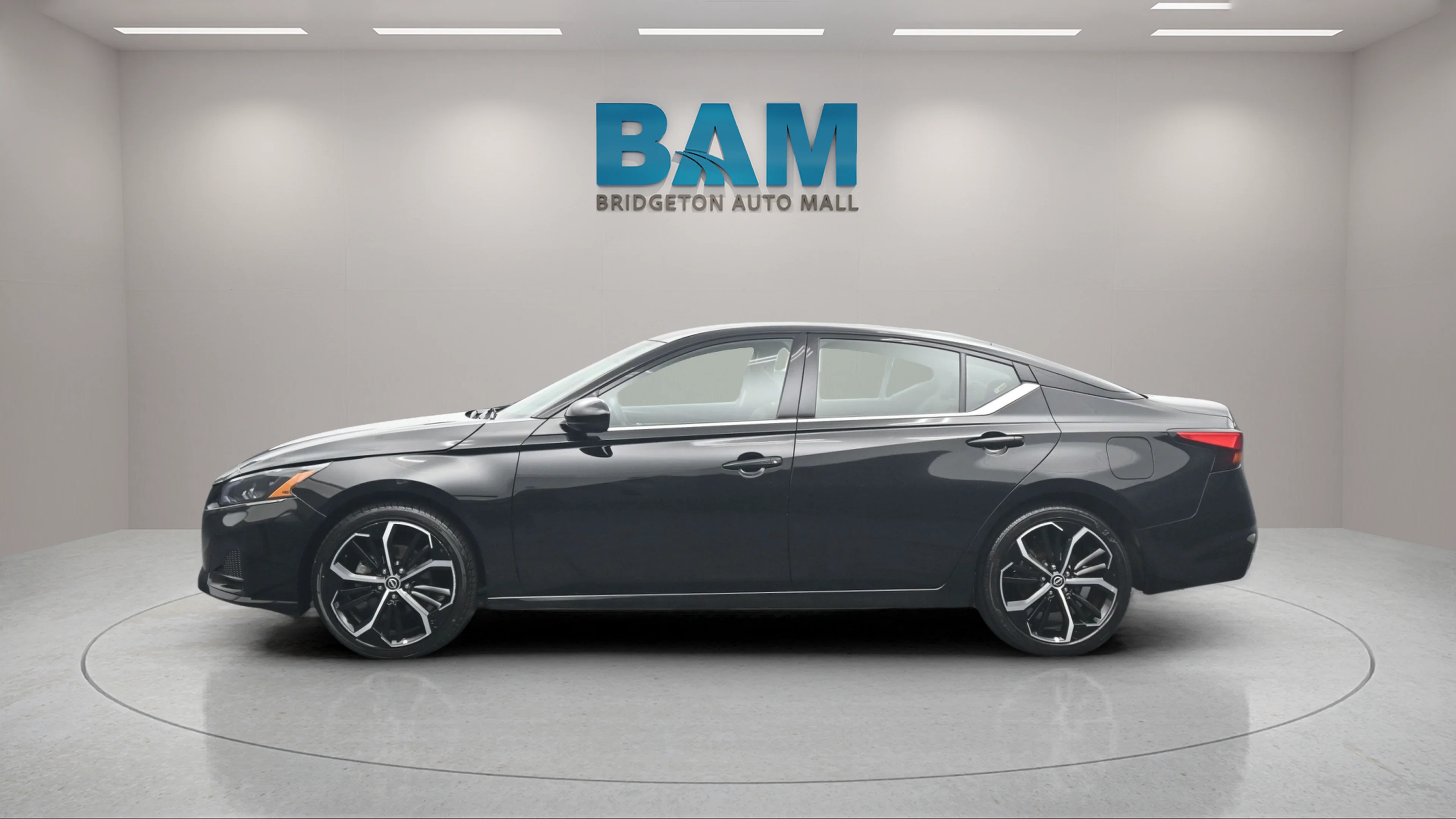 Used 2025 Super Black Nissan SR image 4