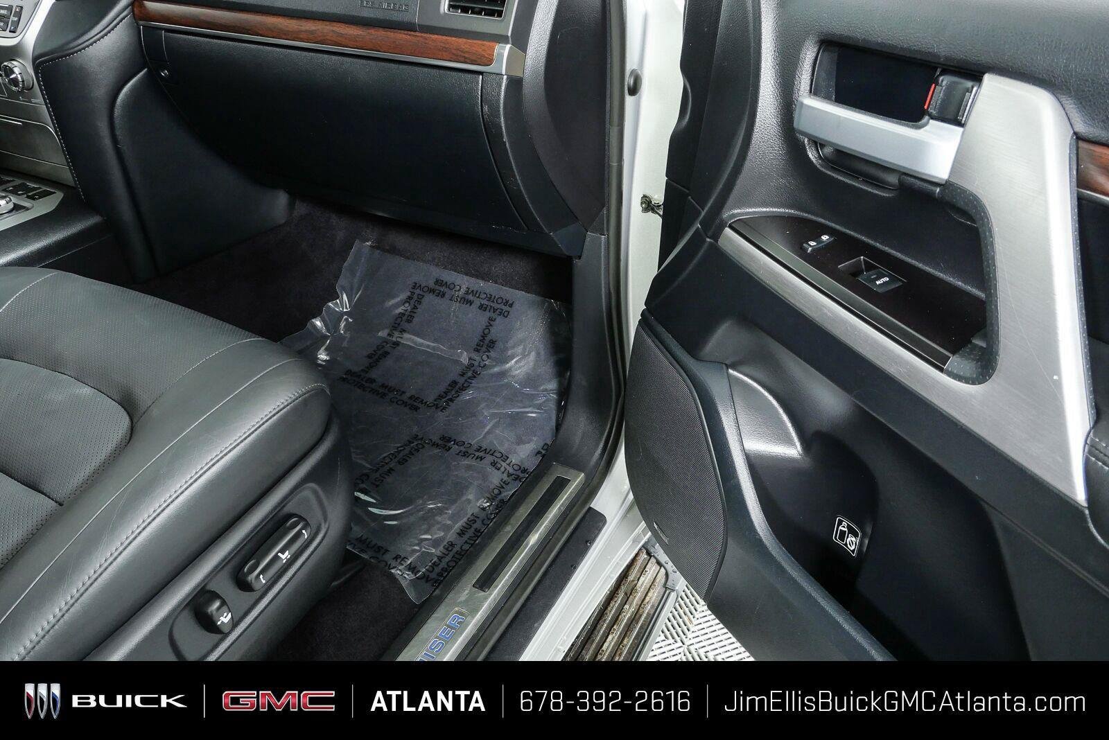 Used 2017 Classic Silver Metallic Toyota Base image 27