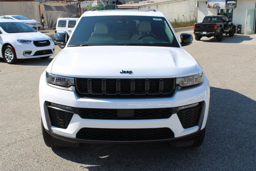 New 2026 Bright White Clear-Coat Exterior Paint Jeep Limited image 2