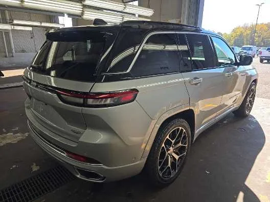Used 2025 SILVER Jeep Summit Reserve image 4