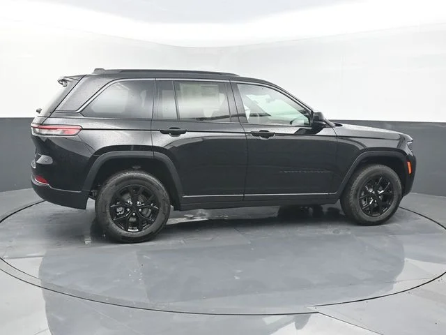 New 2026 Diamond Black Crystal Pearl-Coat Exterior Paint Jeep Altitude image 7