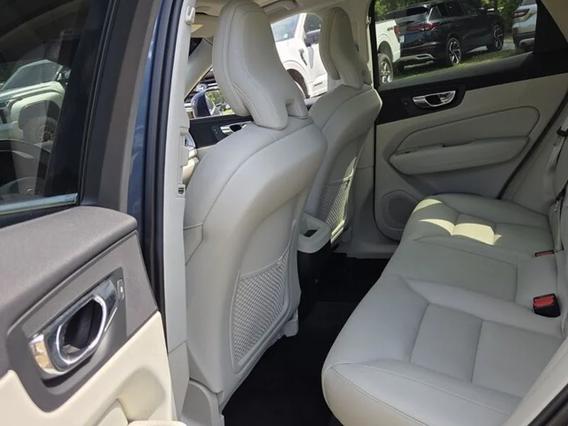 Used 2019 Denim Blue Metallic Volvo Momentum image 8