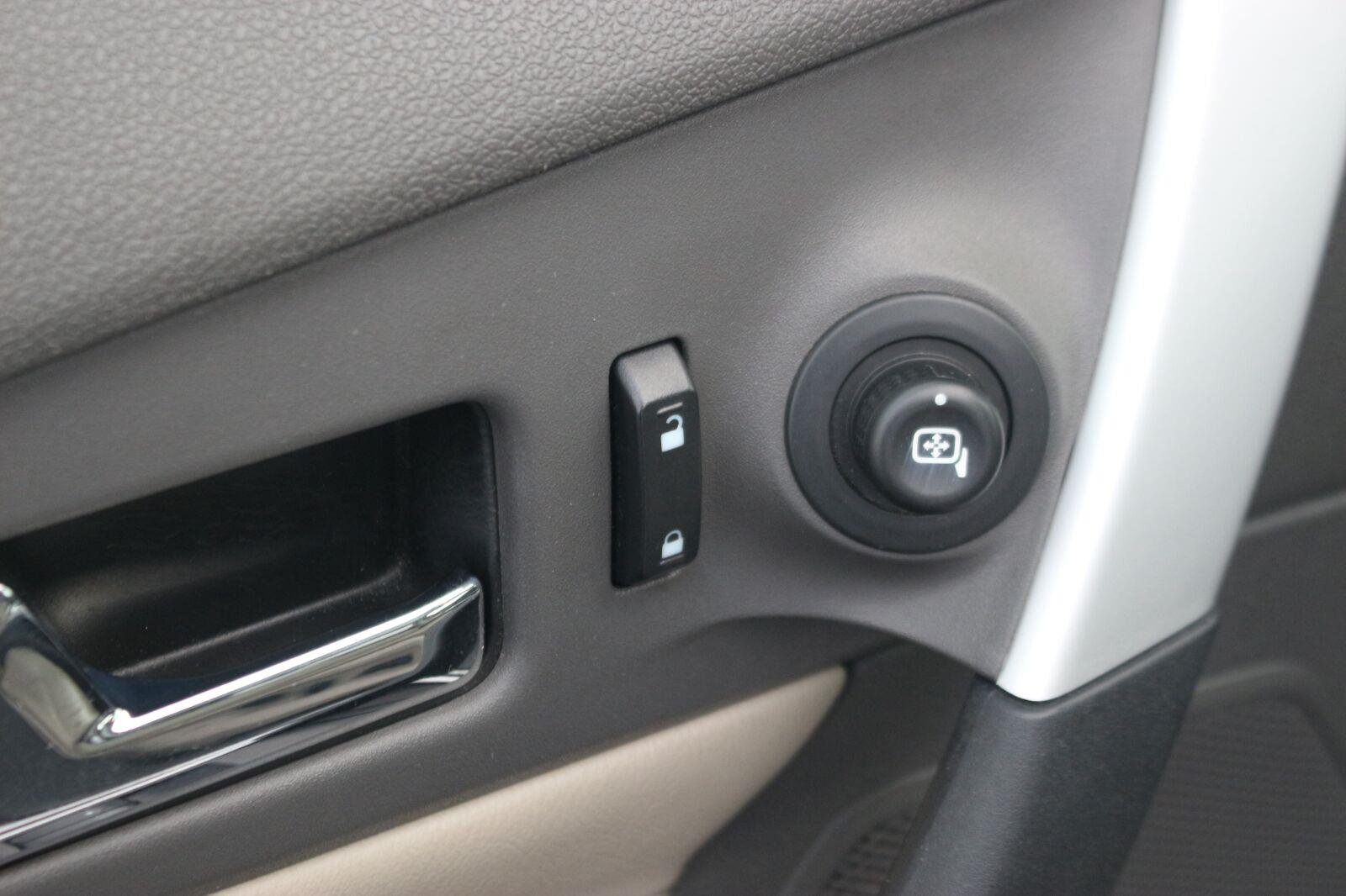 Used 2014 White Ford Limited image 16