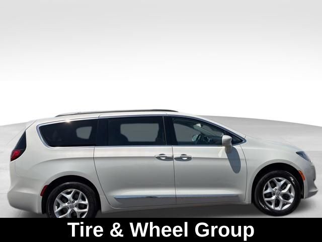 Used 2017 White Chrysler Touring L image 5