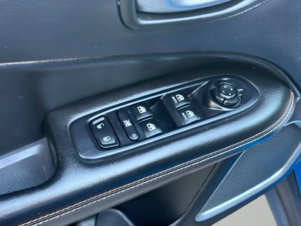 Used 2018 Laser Blue Pearlcoat Jeep Sport image 9