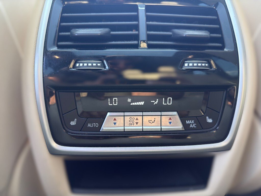 Used 2019 WHITE BMW xDrive40i image 12