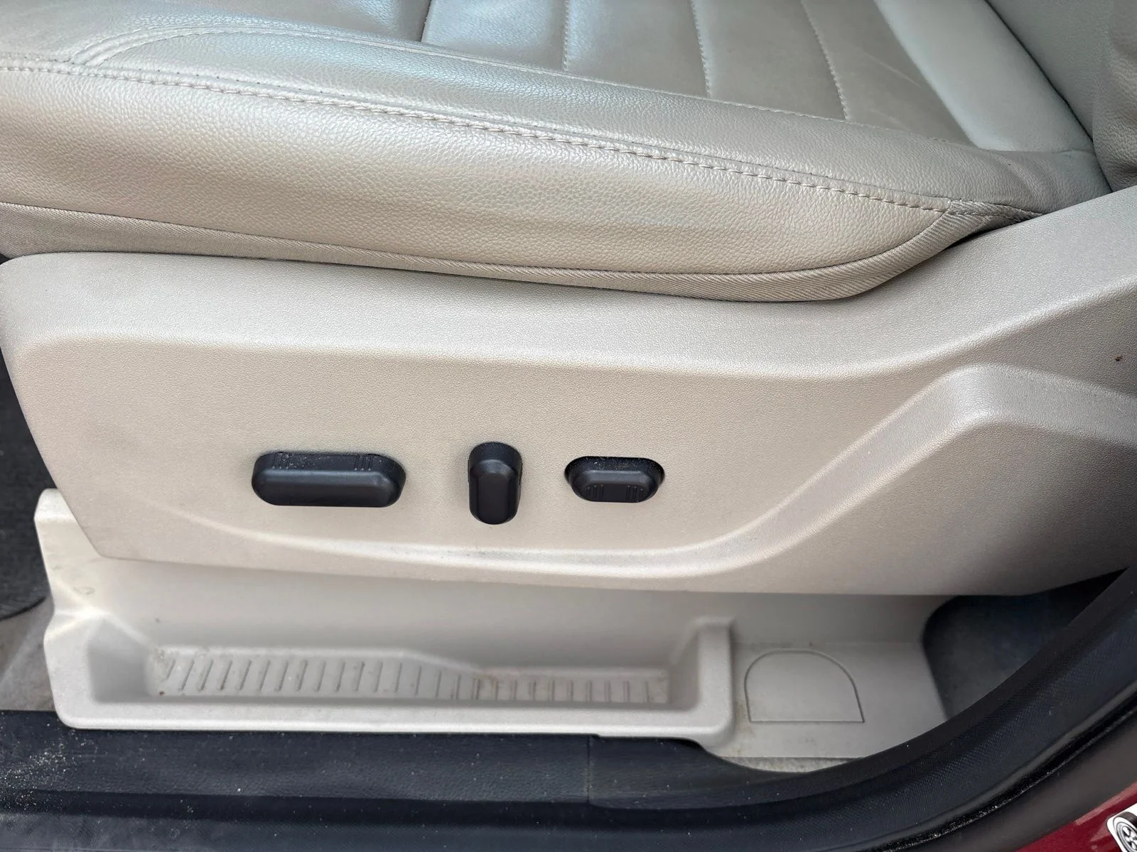 Used 2013 Red Ford SEL image 9