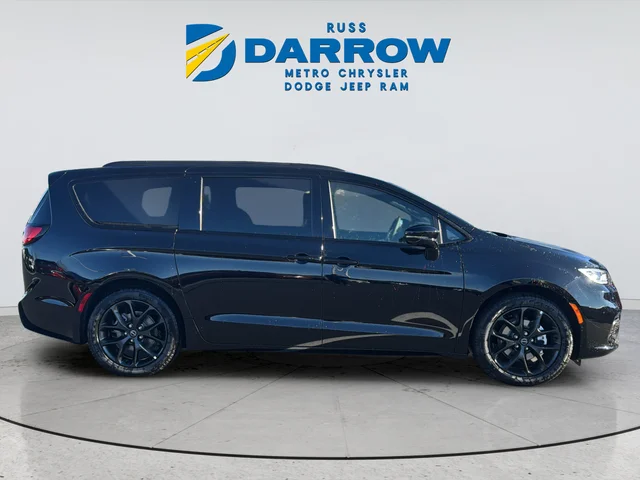 New 2026 Diamond Black Crystal Pearl-Coat Exterior Paint Chrysler Limited image 6