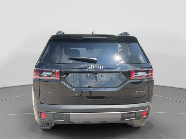 New 2026 Diamond Black Crystal Pearl-Coat Exterior Paint Jeep Laredo image 5