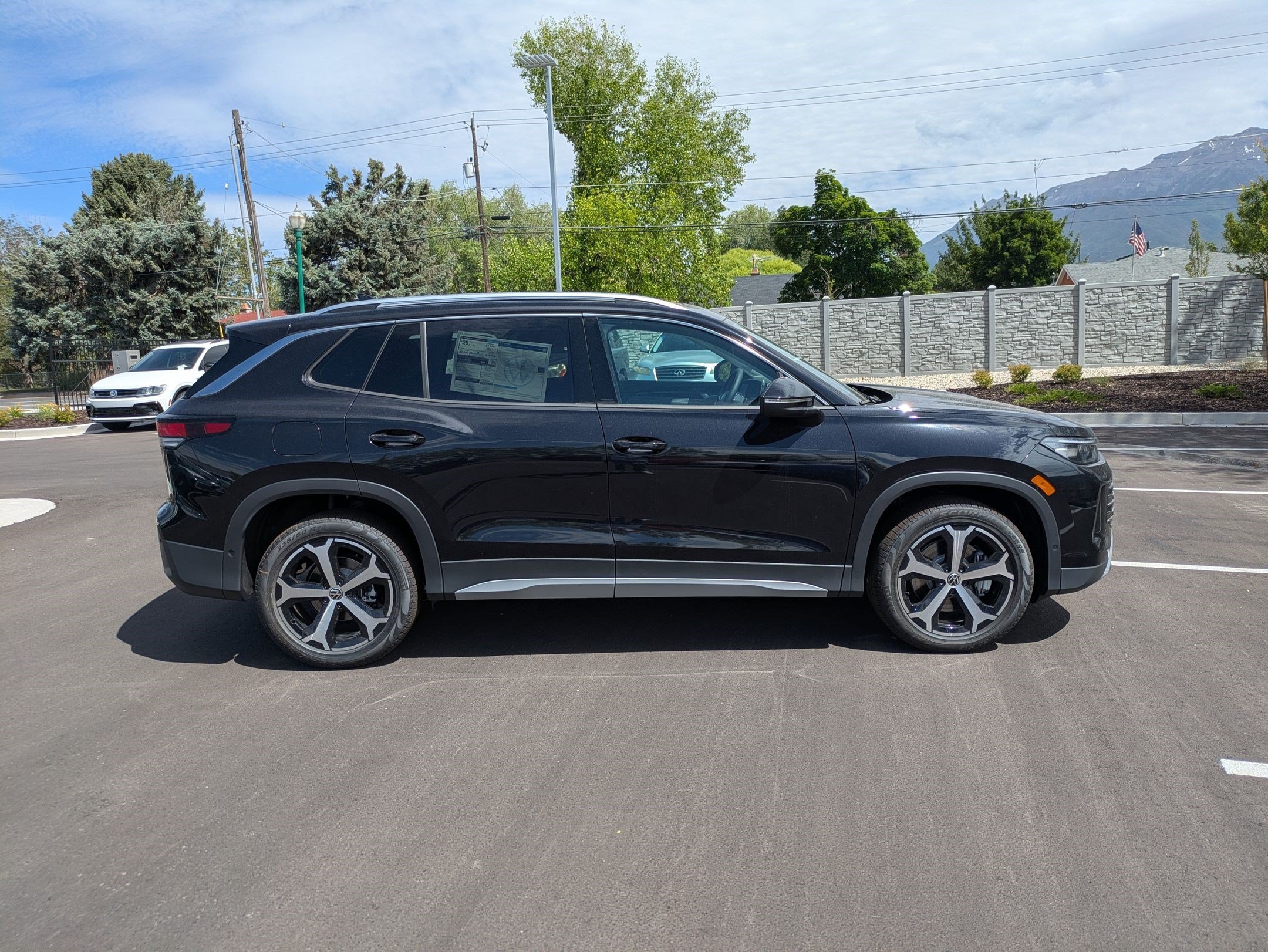 New 2026 Deep Black Pearl Volkswagen SE image 2
