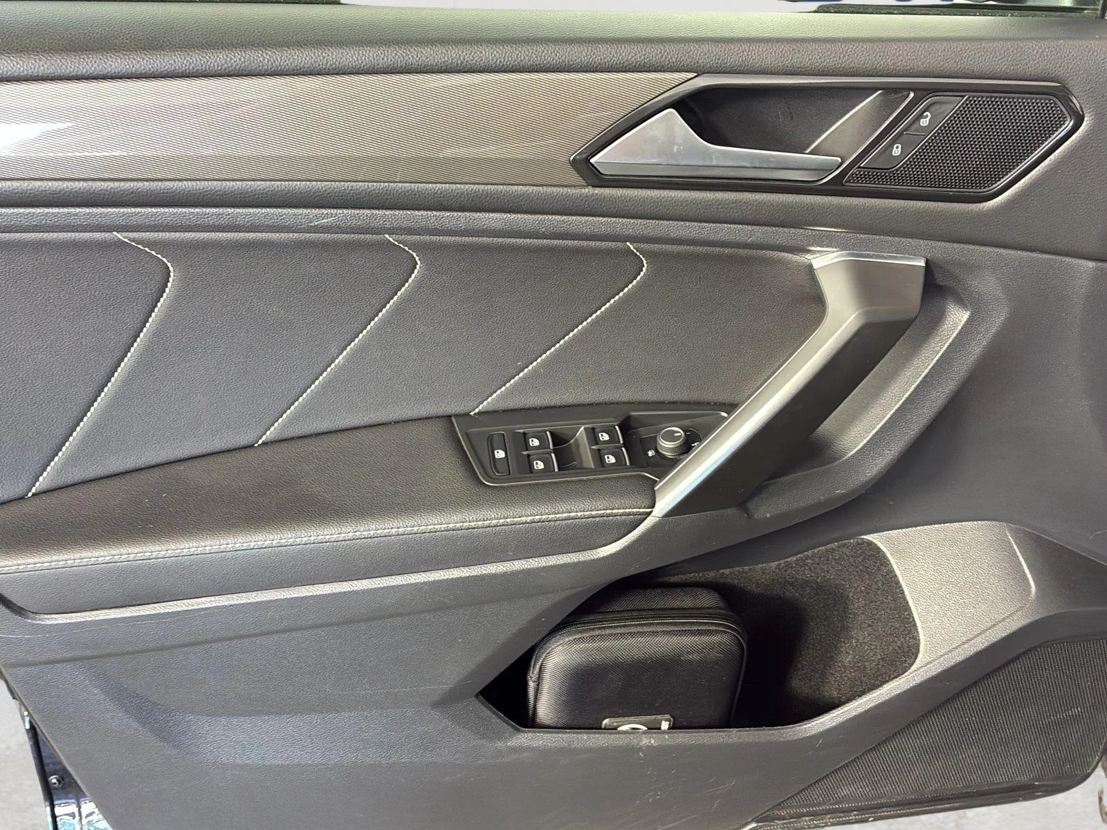 Used 2023  Volkswagen SE image 24