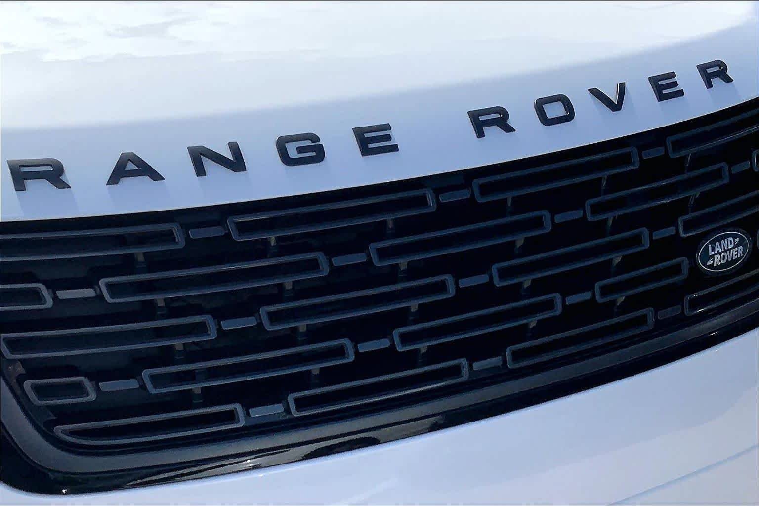 Used 2026 Ostuni Pearl White Premium Metallic Land Rover Dynamic SE image 29