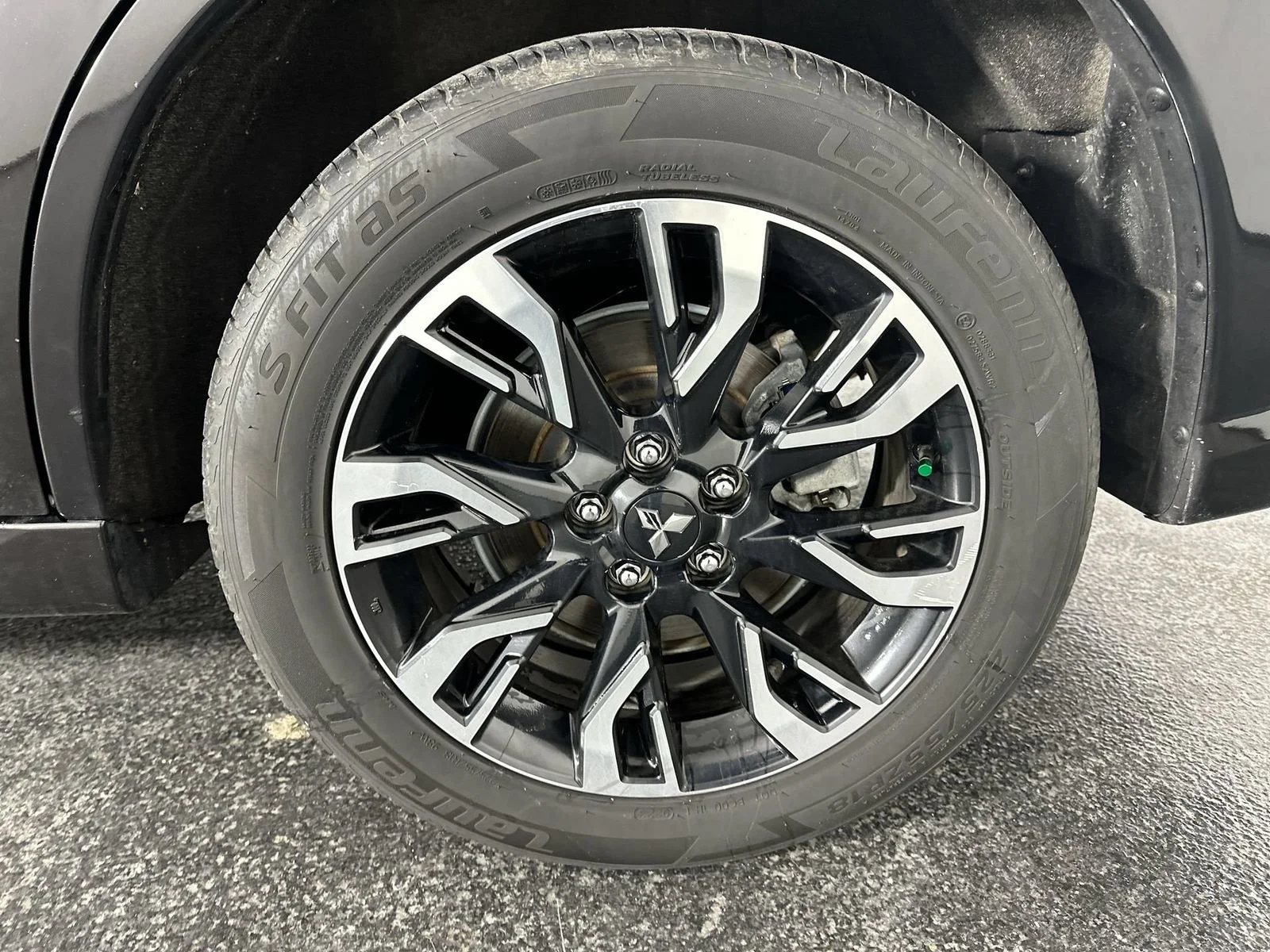 Used 2018 Black Mitsubishi SEL image 10