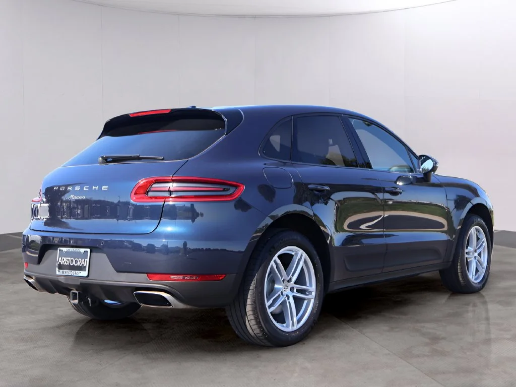 Used 2018  Porsche Base image 4