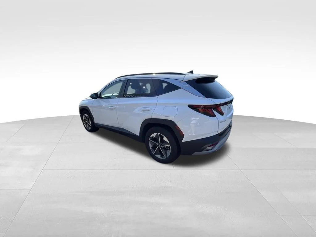 Used 2025 White Hyundai SEL image 9