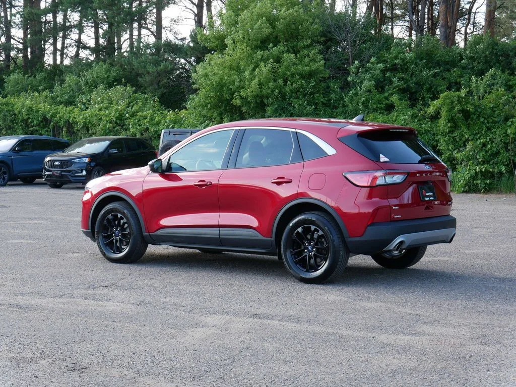 Used 2022 Red Ford SE image 4