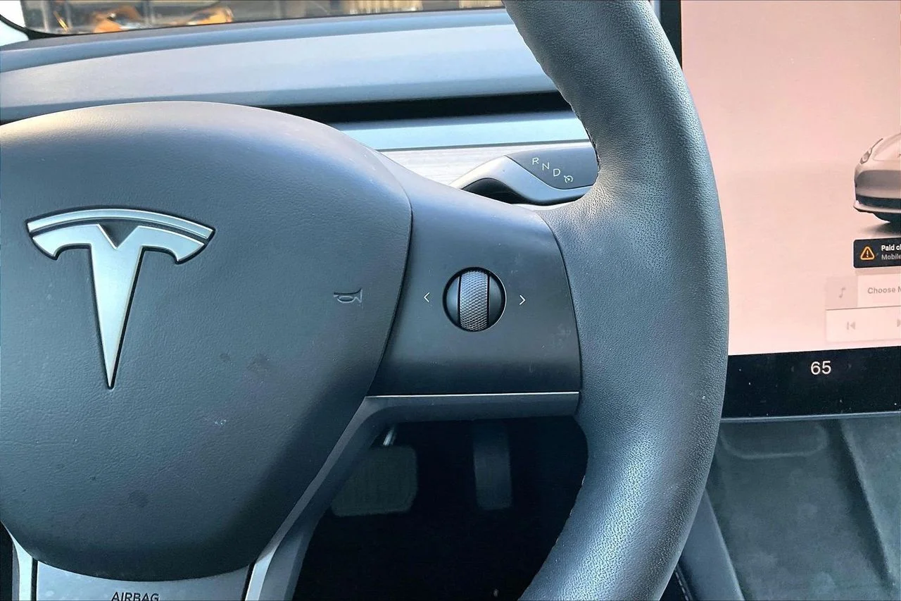 Used 2023  Tesla Base image 32