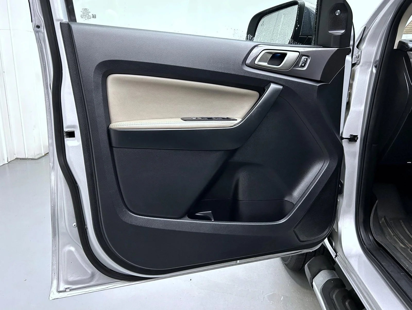 Used 2019 Silver Ford Lariat image 9