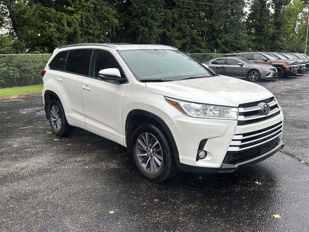 Used 2017  Toyota XLE image 1