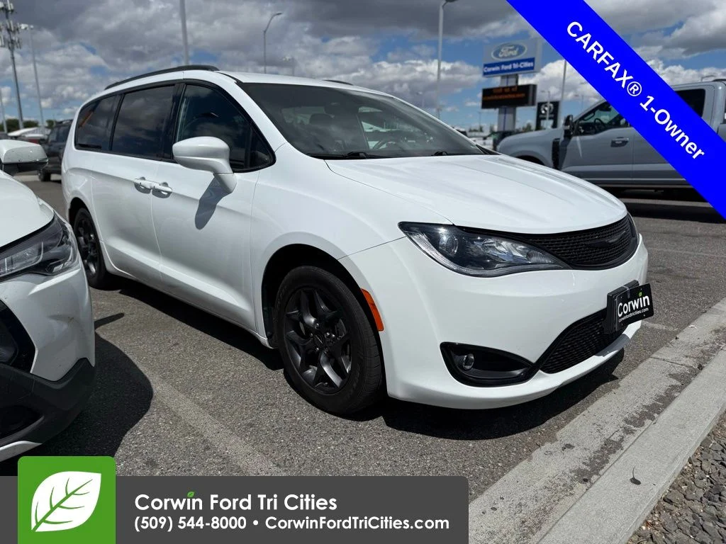 2018 Chrysler Pacifica Touring L's photo