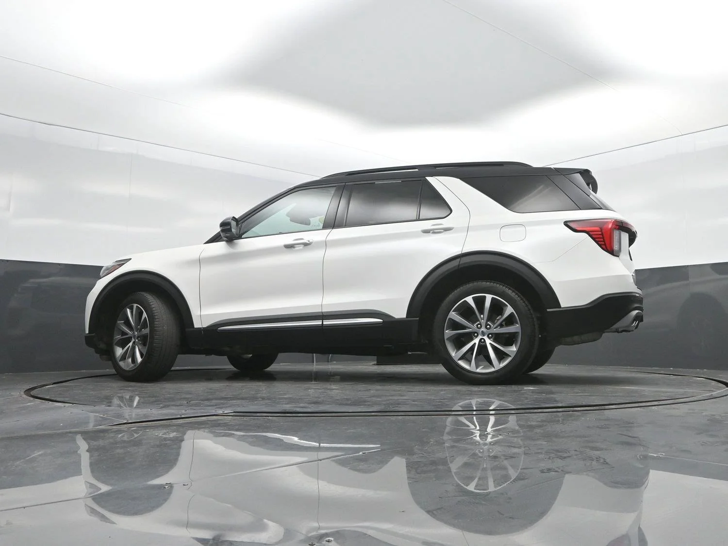 Used 2025 Star White Metallic Tri-Coat FORD Platinum image 37