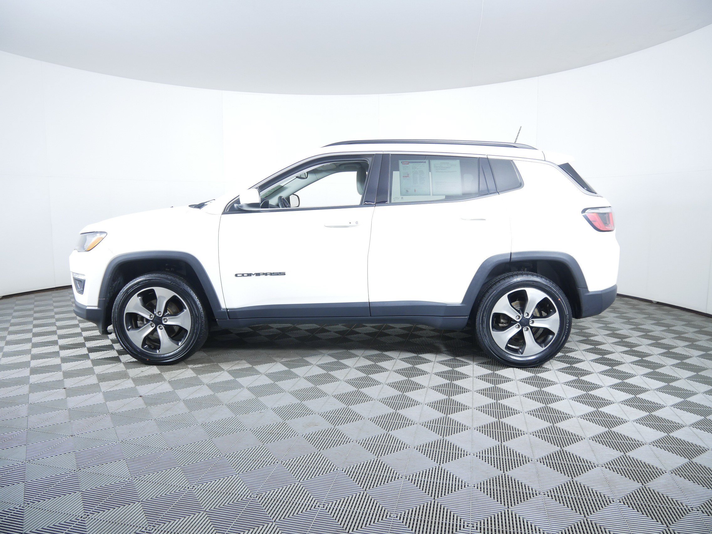 Used 2017 White Clearcoat Jeep Latitude image 4