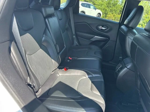 Used 2021 White Jeep Latitude Lux image 22