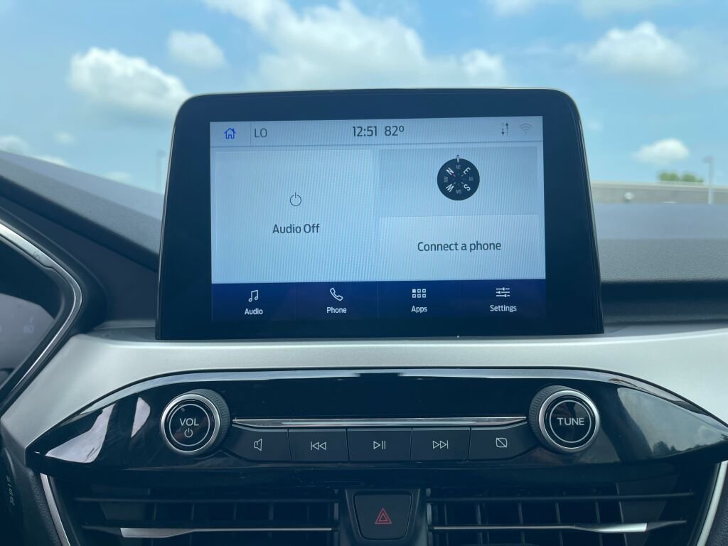 Used 2020 Oxford White Ford SE image 9