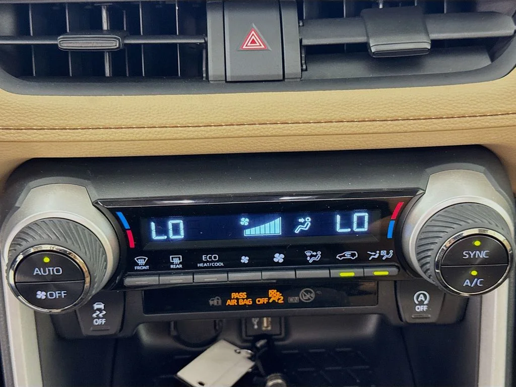 Used 2025  Toyota XLE image 17