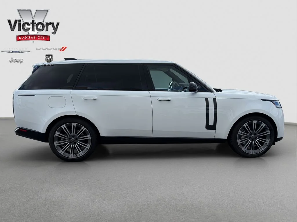 Used 2023 White Land Rover SE image 8