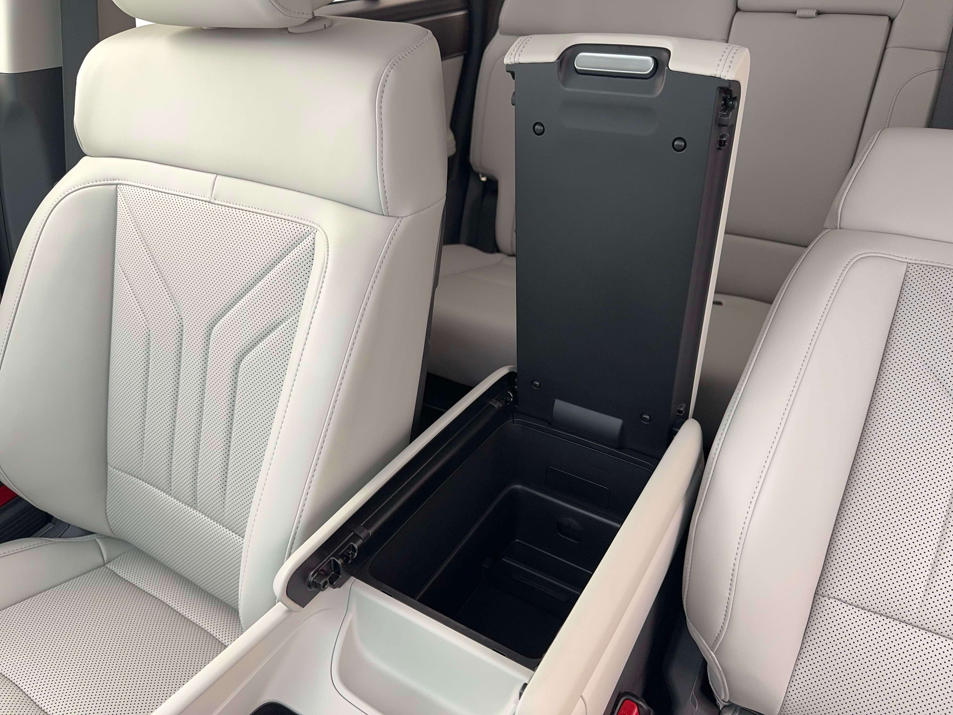 New 2027 Gray Hyundai SEL AWD image 18