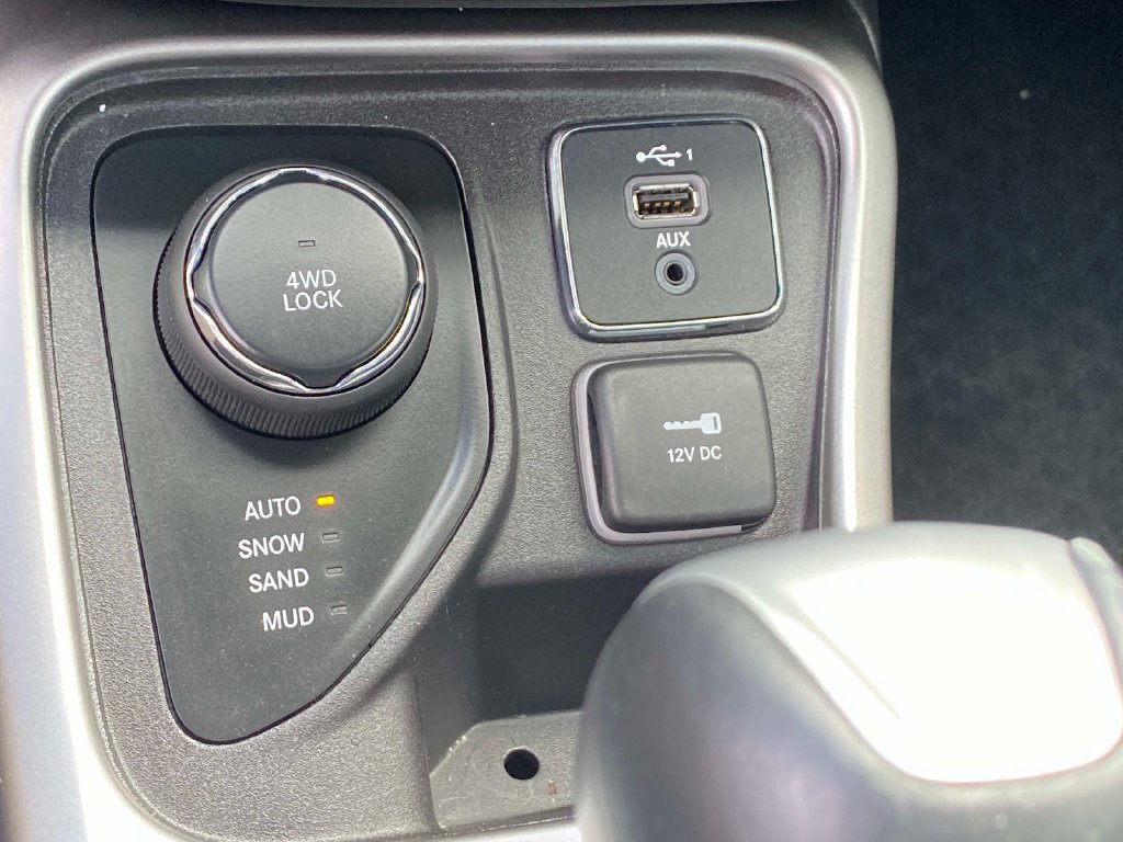 Used 2019 Black Jeep Latitude image 16