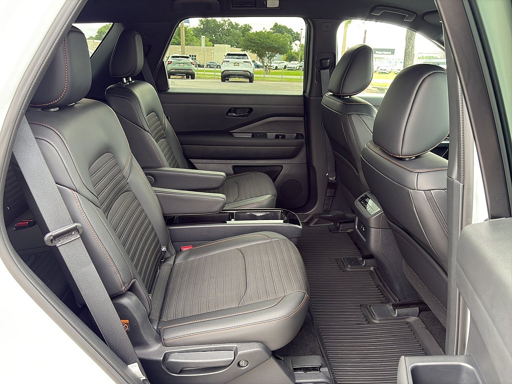 Used 2024 Pearl White TriCoat/Super Black Nissan Rock Creek image 18