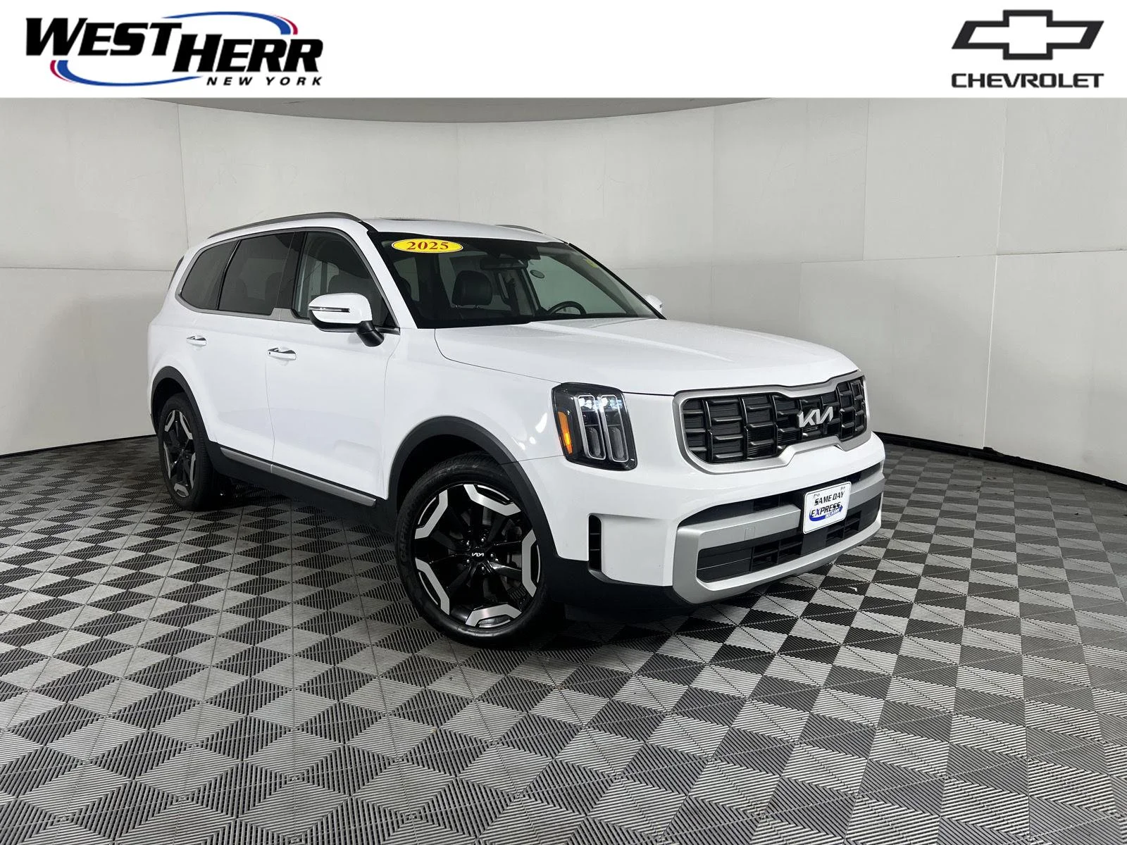 Used 2025 Glacial White Pearl Kia  image 1