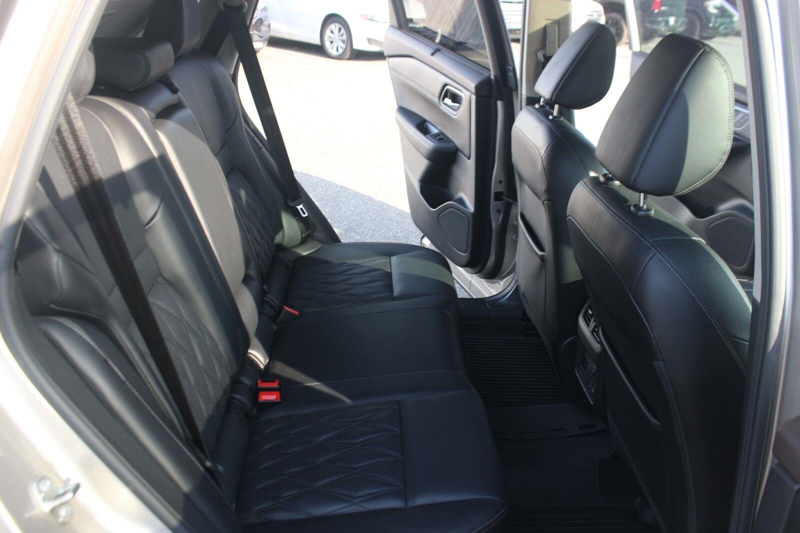 Used 2022 Gold Nissan Platinum image 37