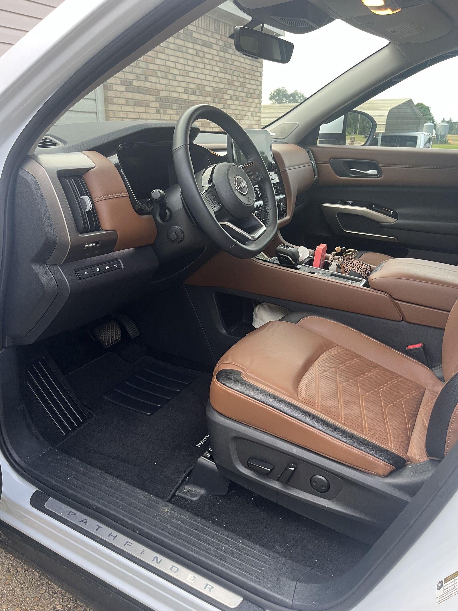 Used 2025 Everest White Pearl Tricoat Nissan Platinum image 3