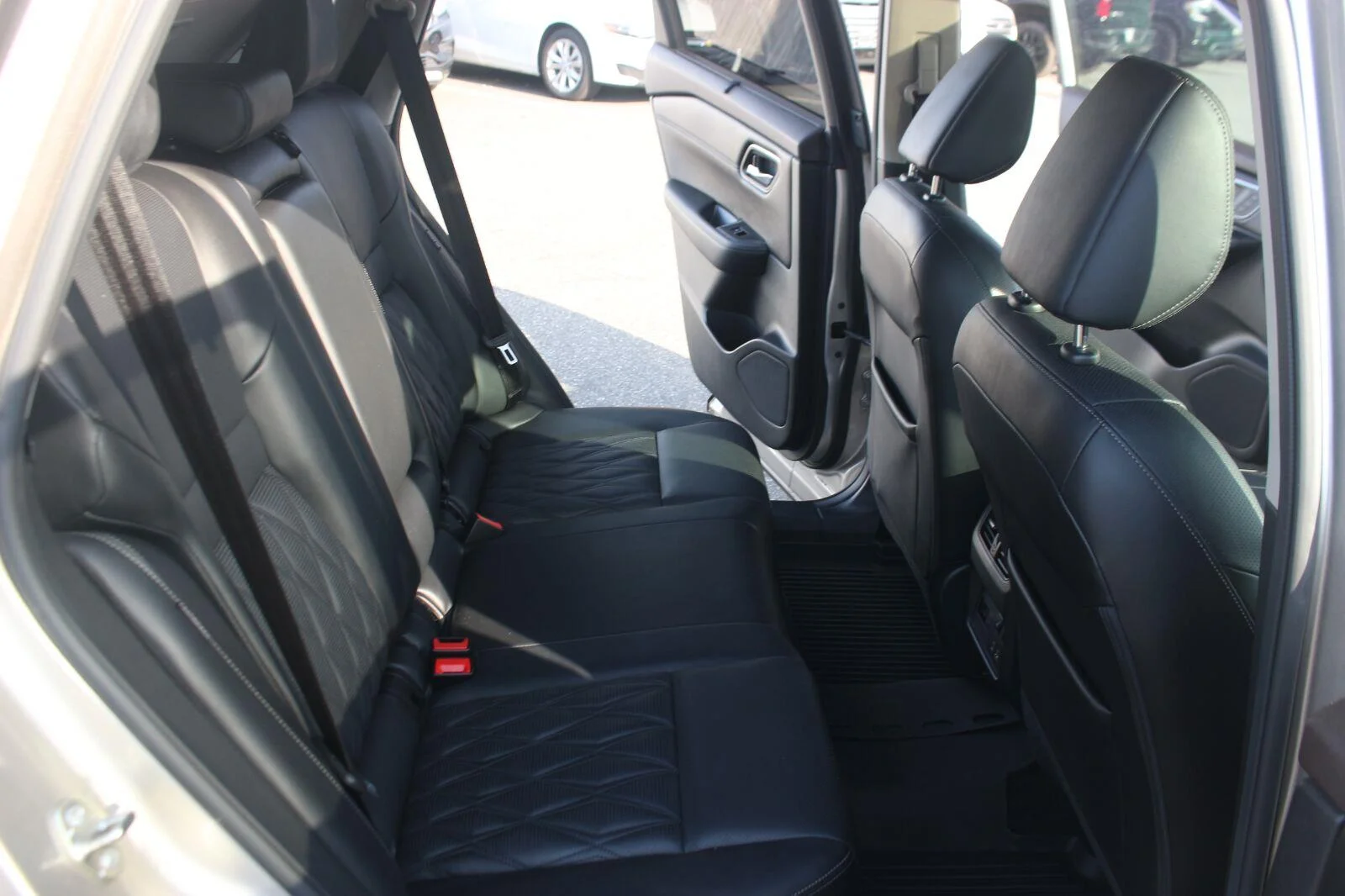 Used 2022 Gold Nissan Platinum image 37