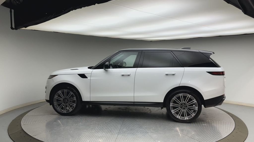 Used 2024 Fuji White Land Rover SE image 5
