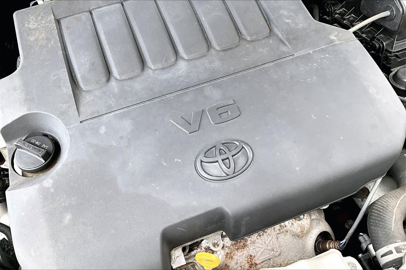 Used 2013 Classic Silver Metallic Toyota XLE image 31
