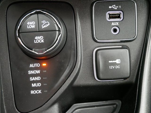 Used 2019 Billet Silver Metallic Clearcoat Jeep Trailhawk image 27