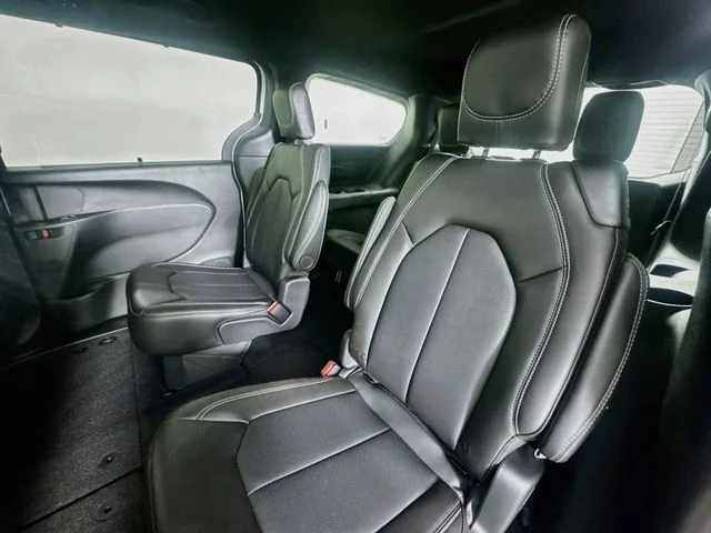 New 2027 Bright White Clear-Coat Exterior Paint Chrysler LX image 22
